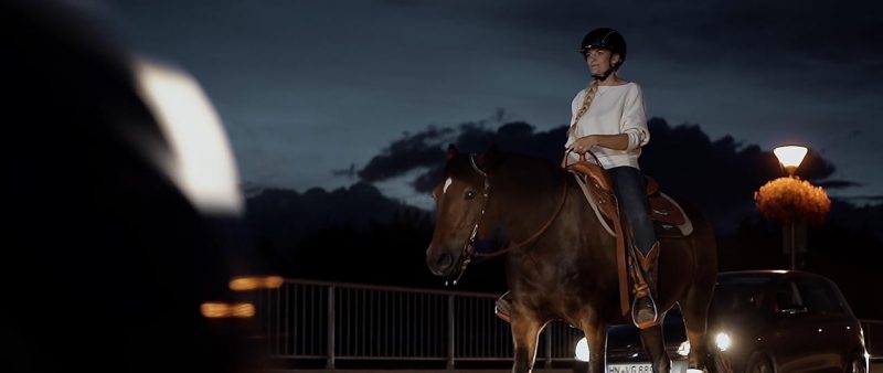 Filmdreh für Stuntreiterin Yvonne Gutsche. Yvonne reitet auf der Straße zwischen den fahrenden Autos.